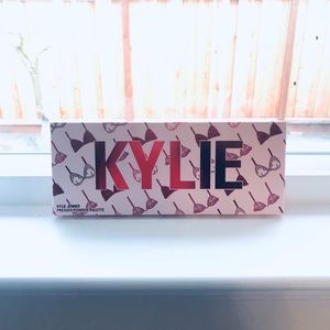 💥🎊HOST PICK🎊💥🌹NWT KYLIE VALENTINES PALETTE🌹